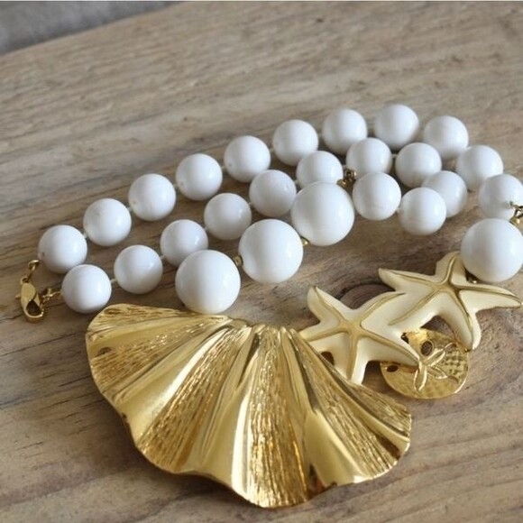 Vintage Statement Necklace with Beautiful Gold Plate Enamel Seashell Starfish - Picture 4 of 4
